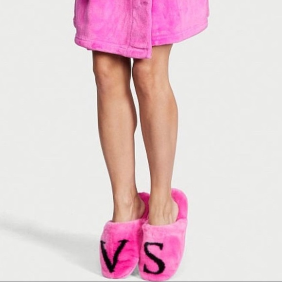 Victoria's Secret Shoes - VICTORIA'S SECRET
Closed Toe Faux Fur Slipper